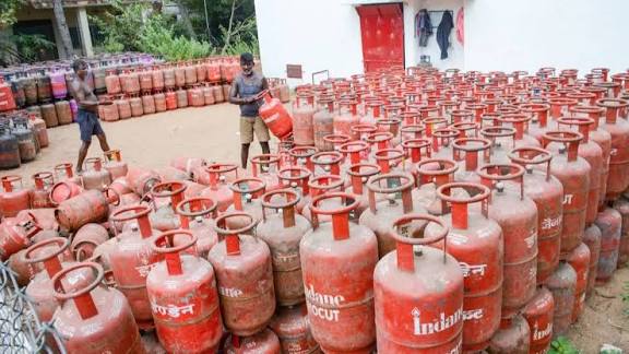 You are currently viewing भारत में LPG खपत में गिरावट: सप्लाई संकट और ईंधन बदलाव से मांग पर असर