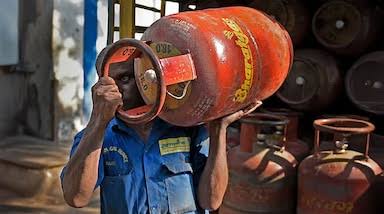 LPG Cylinder Price Today: घरेलू और कमर्शियल गैस सिलेंडर की नई कीमतें जारी, जानें दिल्ली-मुंबई समेत प्रमुख शहरों के ताजा रेट