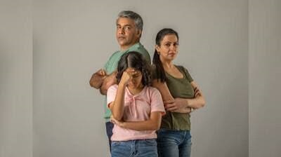 Read more about the article बच्चों को हर कदम पर रोकने के बजाय सिखाएं खुद फैसले लेना, यही आदत बनाएगी उन्हें मजबूत