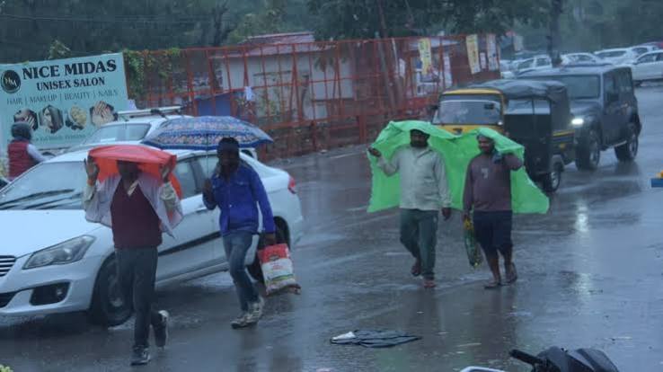 You are currently viewing उत्तराखंड में भारी बारिश का कहर, चार जिलों में ऑरेंज अलर्ट जारी; बागेश्वर में स्कूल बंद