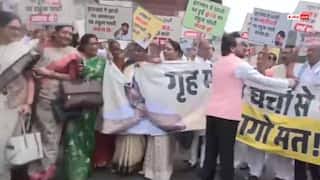 You are currently viewing संसद परिसर में NDA और विपक्षी सांसदों का प्रदर्शन, अलग-अलग मुद्दों पर नारेबाजी से गरमाया माहौल