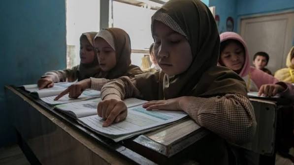 UNESCO की रिपोर्ट: 2021 से अब तक 24 लाख अफगान लड़कियां स्कूल शिक्षा से वंचित
